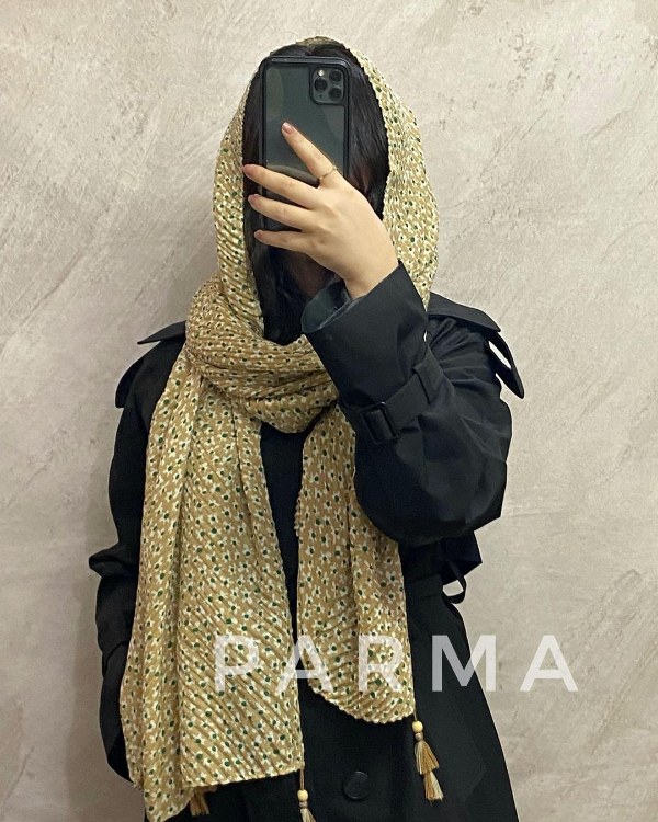 شال کرم رنگ با گل‌های ریز بابونه