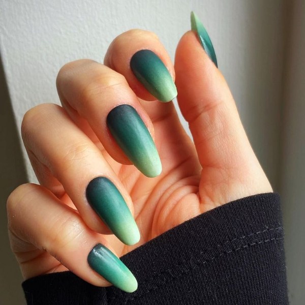 طراحی ناخن به سبک آمبره با رنگ سبز