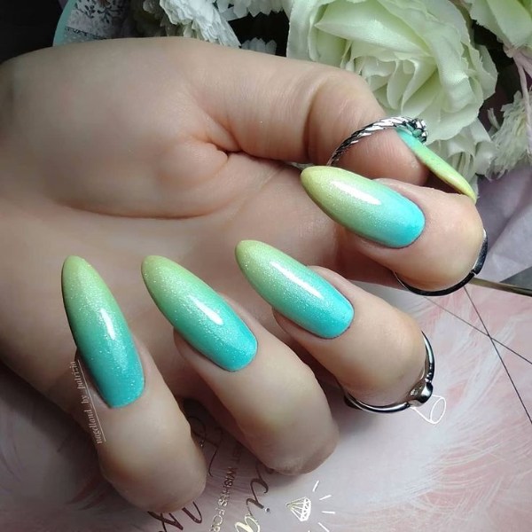 ناخن آمبره‌ای با دو رنگ آبی آسمانی و سبز کمرنگ