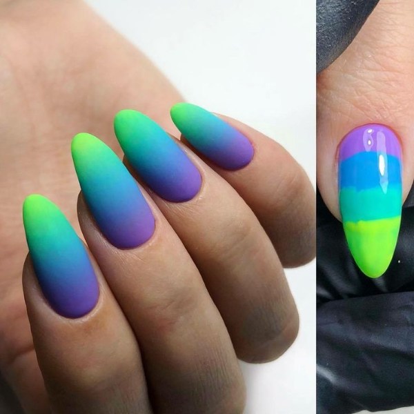 طراحی سه رنگ آبی، بنفش و سبز روی ناخن به سبک آمبره