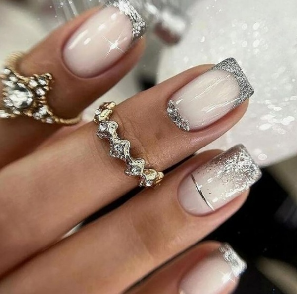 طراحیهای ناخن سفید و نقره ای