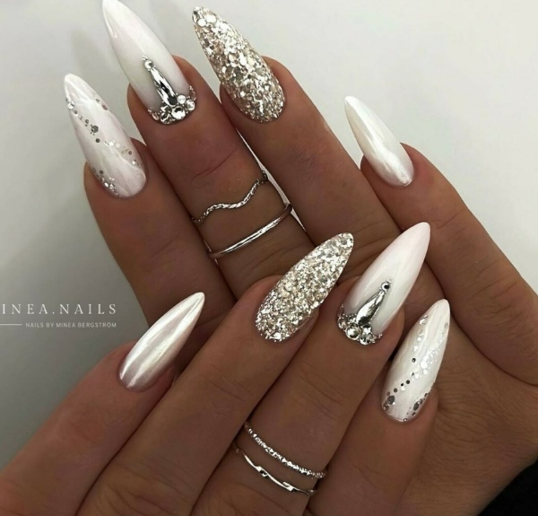 طراحیهای ناخن سفید و نقره ای