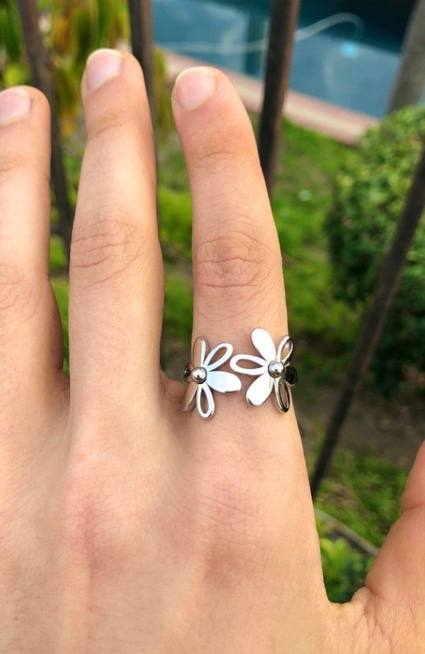 حلقه زنانه استیل نقره‌ای گل گلی