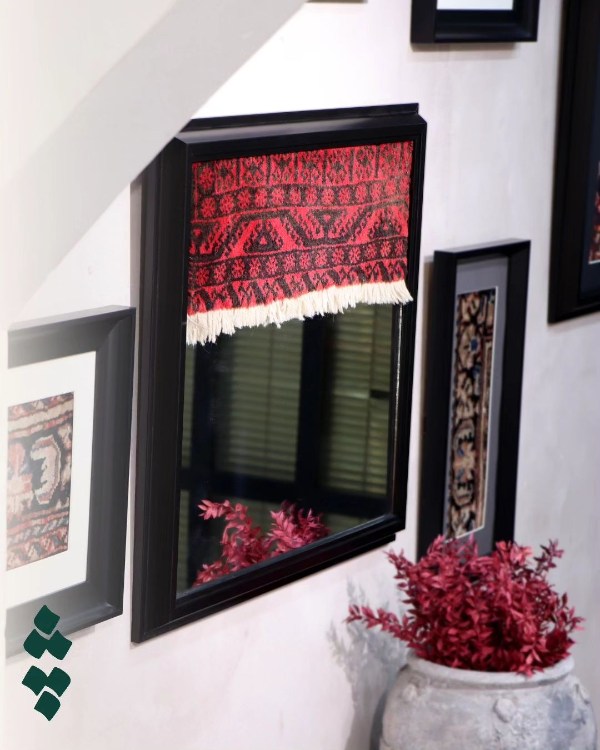 آینه با تزیین قطعه‌ای از فرش قرمز رنگ