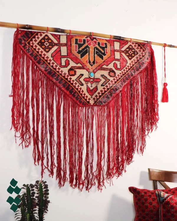 آویز دیواری خاص با فرش سنتی دستبافت