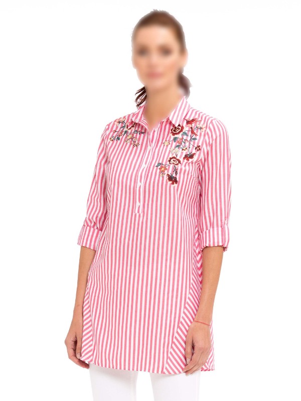 شومیز گل‌دار و راه راه به رنگ‌های صورتی و سفید