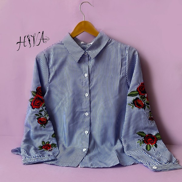 شومیز آبی سفید راه راه گل‌دار