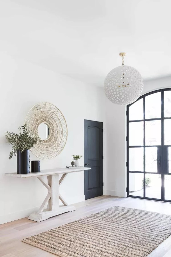 دیزاین ورودی خانه با فرش به رنگ نود مینیمال