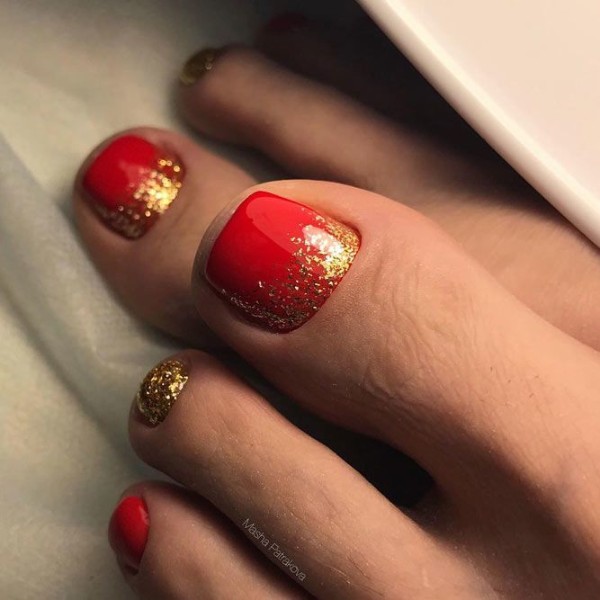 دیزاین ناخن قرمز با اکلیل طلایی برای ناخن پا