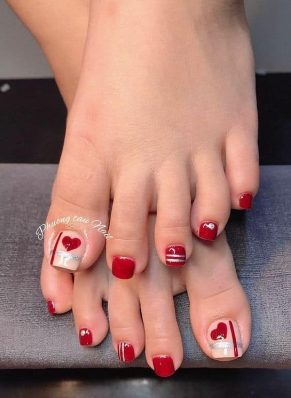 دیزاین قلب قرمز روی لاک پای قرمز و نقره‌ای