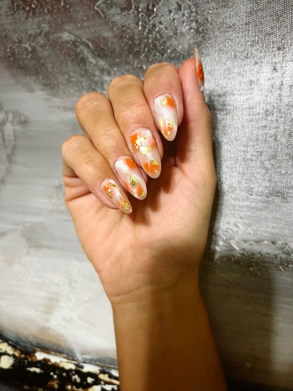ناخن مرمری نارنجی با دیزاین اکلیل طلایی