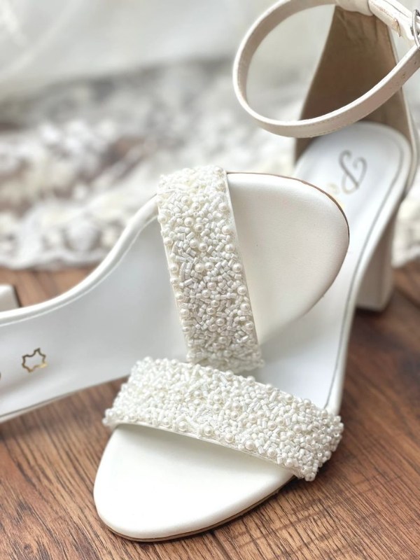 صندل سفید رنگ عروس با تزیین مرواریدی