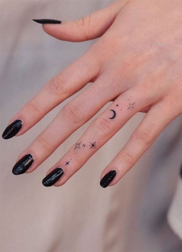 ایده تتوی روی بند انگشت با طرح ماه و ستاره زیبا
