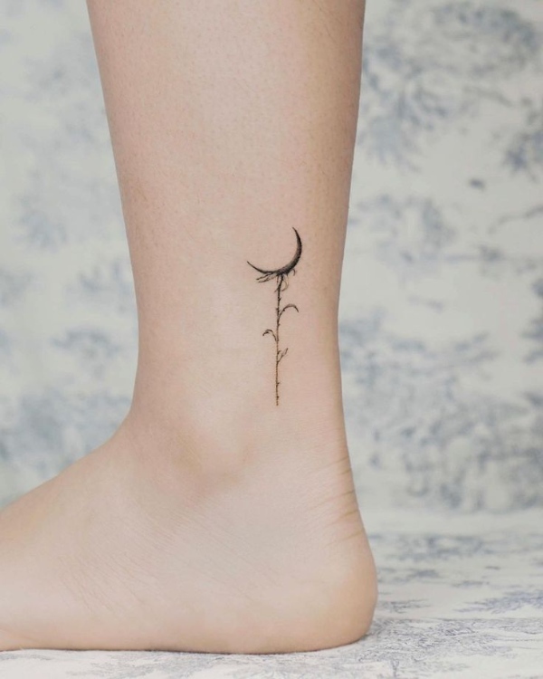 ایده تتوی ساق پا با طرح هلال ماه زیبا