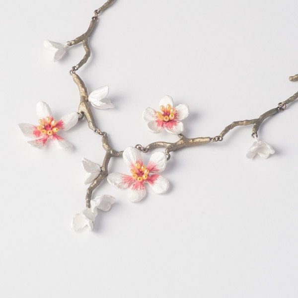 گردنبند با طرح شکوفه‌های بادام