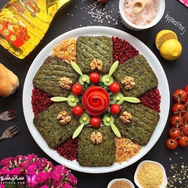 تزیین کوکو سبزی قالبی با پیاز داغ، زرشک و گوجه و خیار