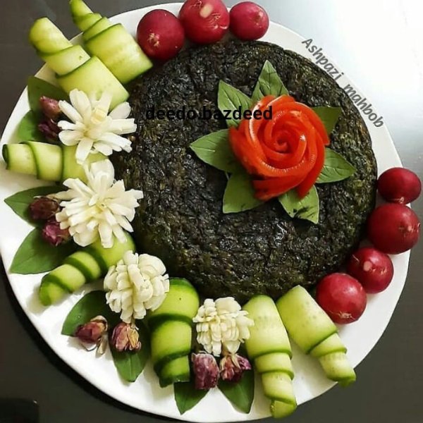 تزیین زیبای کوکو سبزی با سبزی و خیار و گوجه