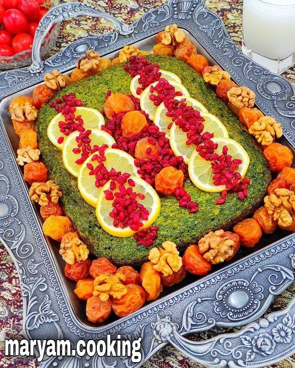 تزیین زیبای کوکو سبزی با زرشک، آلو، لیمو و گردو