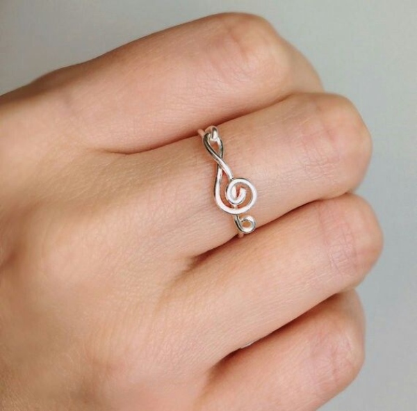 مدل انگشتر ظریف نقره‌ای نوت موسیقی زیبا