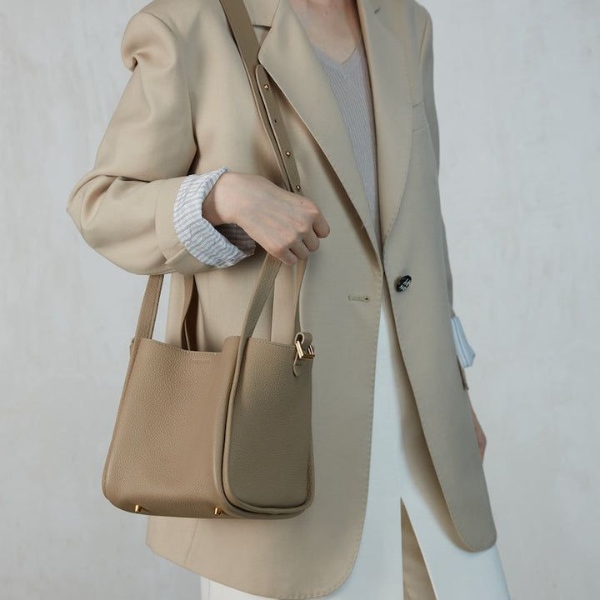 مدل کیف دوشی رنگ خاکی مینیمال زیبا