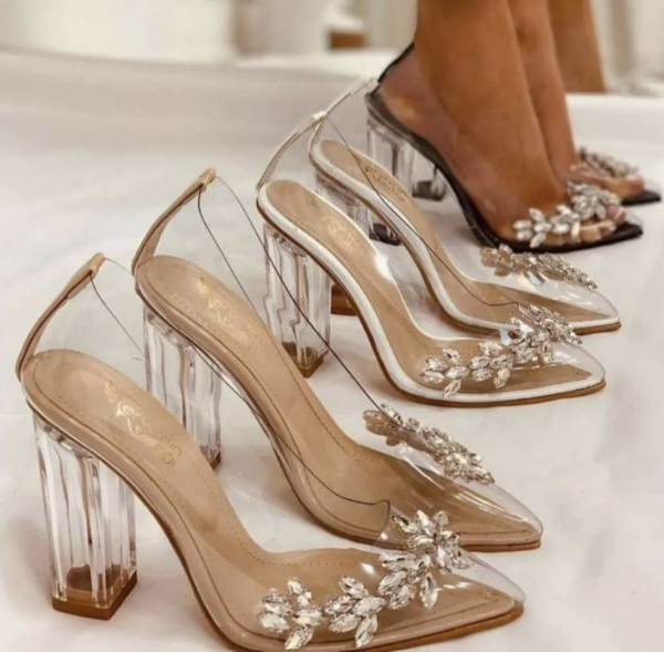 صندلهای پاشنه شیشهای