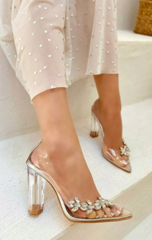 صندلهای پاشنه شیشهای