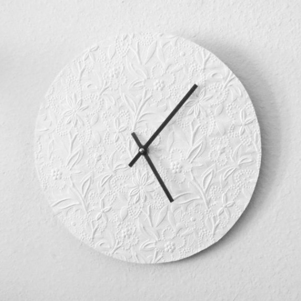 ساعت دیواری بدون عدد با صفحه گل‌های سفید