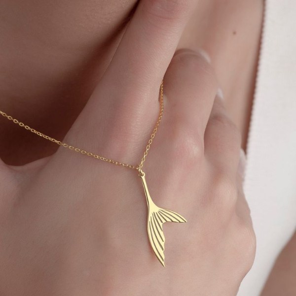 گردنبند طلای مینیمال دم نهنگ