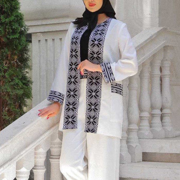 مانتوی کتی سفید مجلسی با حاشیه سیاه سفید