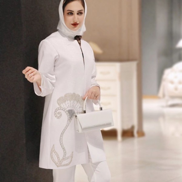 مانتو سفید مجلسی بلند با سنگ دوزی