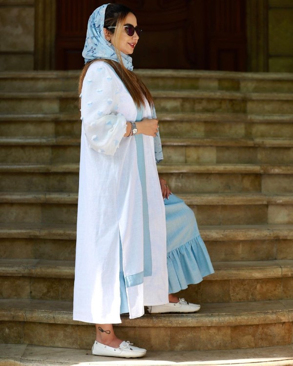 مانتوی بلند سفید با طرح پروانههای آبی