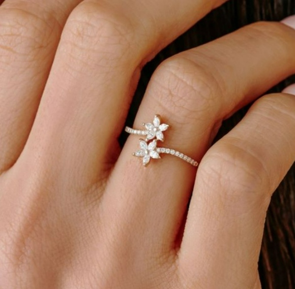 انگشتر نامزدی طرح گل نگین دار