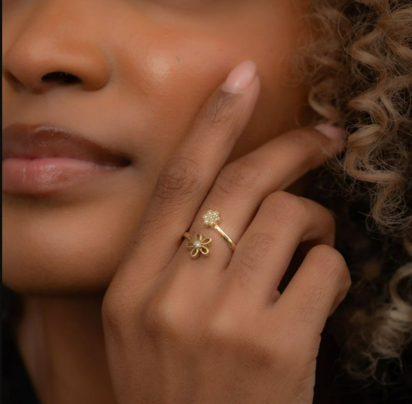 انگشتر نامزدی طرح گل نگین دار