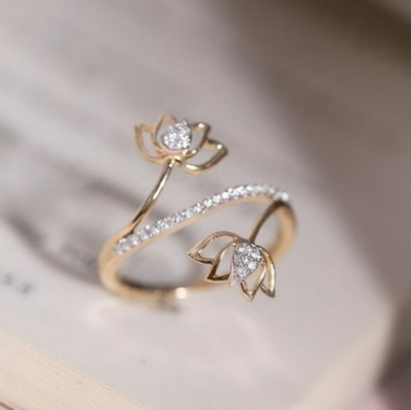 انگشتر نامزدی طرح گل نگین دار