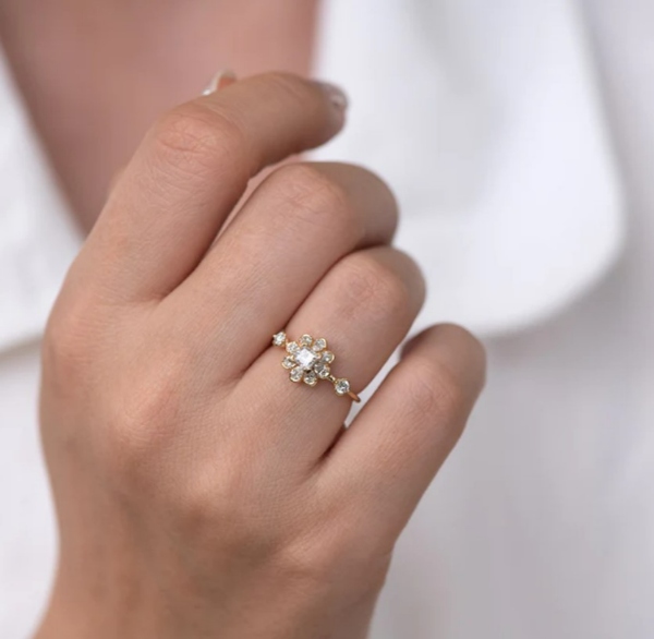 انگشتر نامزدی طرح گل نگین دار