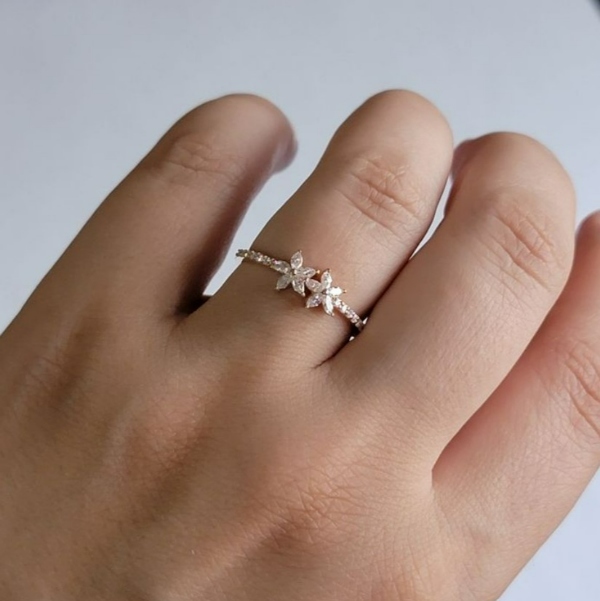 انگشتر نامزدی طرح گل نگین دار