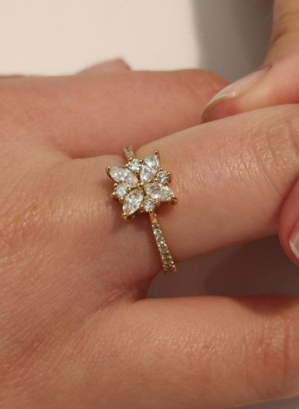 انگشتر نامزدی طرح گل نگین دار