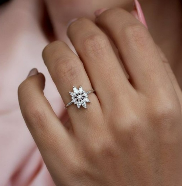 انگشتر نامزدی طرح گل نگین دار