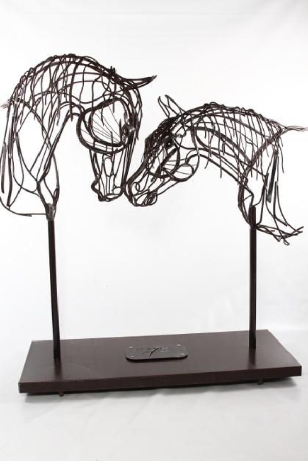 مجسمه سیمی دو اسب عاشق