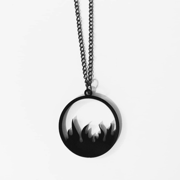 گردنبند طرح آتش محصور در قاب