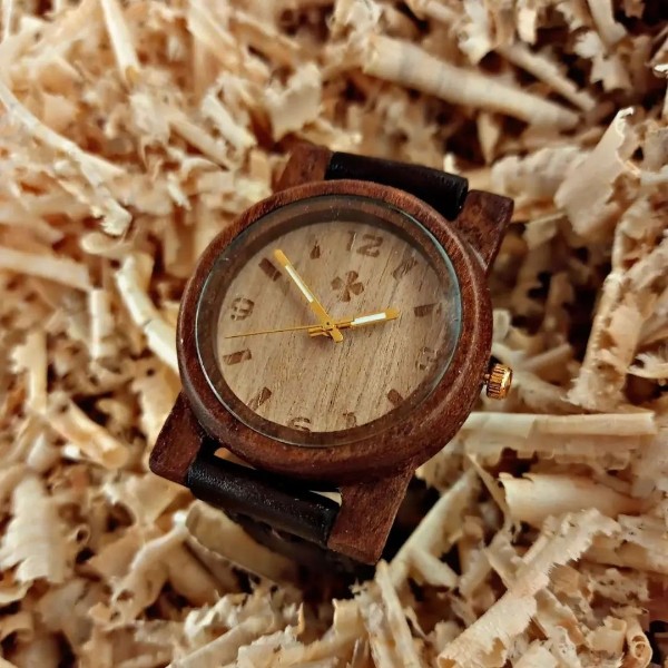 ساعت صفحه گرد چوبی زنانه 