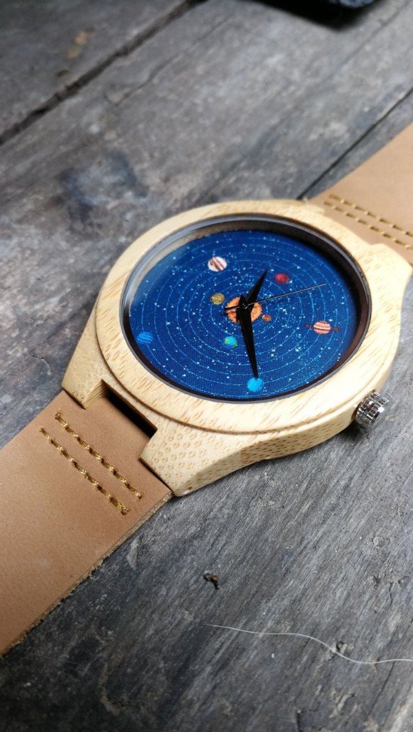 ساعت چوبی مچی با صفحه کهکشانی