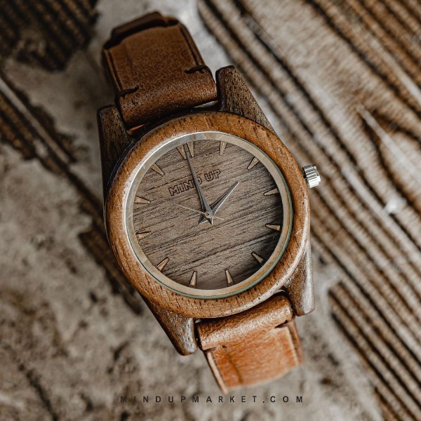 ساعت مچی با بند چرم و صفحه چوبی خوشرنگ