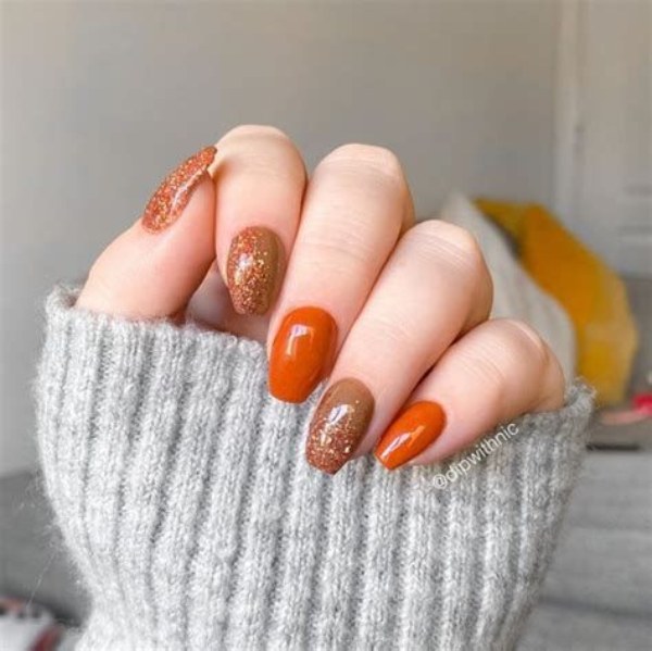 ناخن نارنجی پررنگ با ناخنهای اکلیلدار