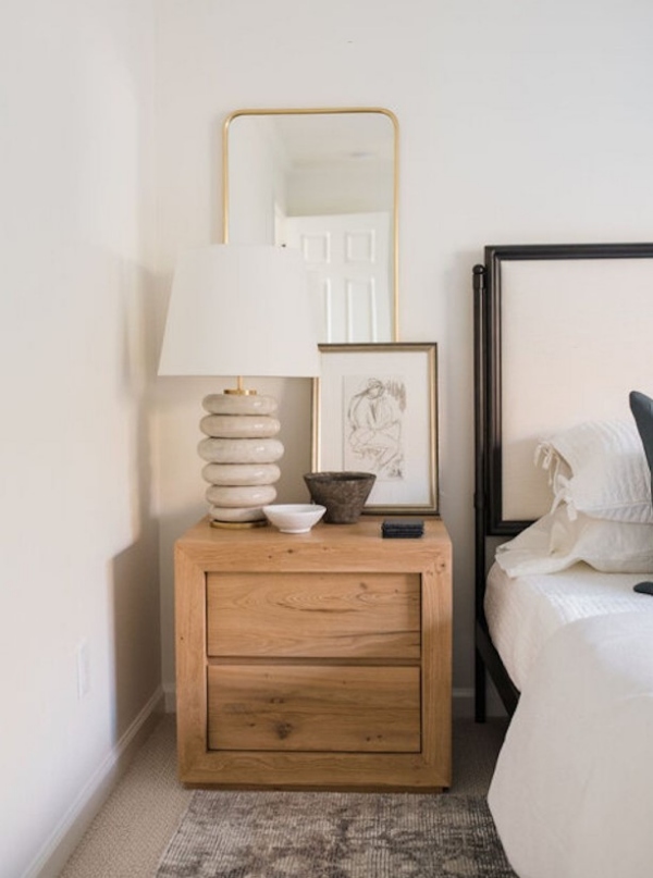 میز کنار تخت