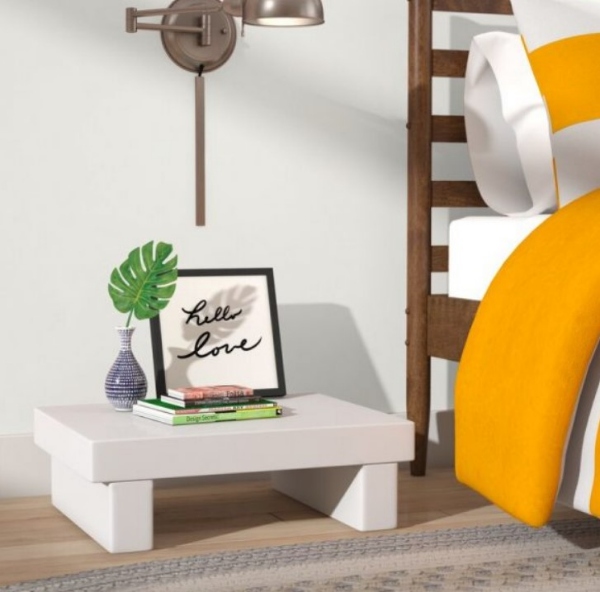 میز کنار تخت