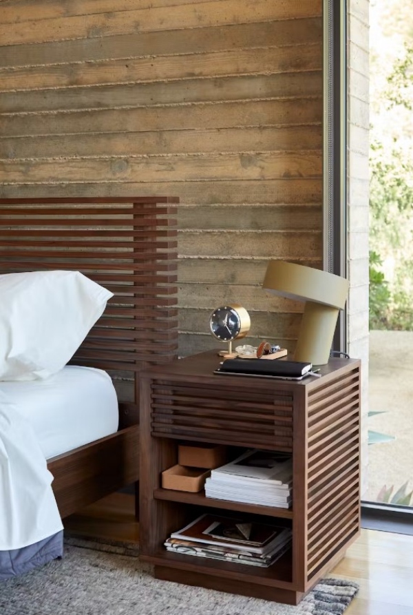 میز کنار تخت