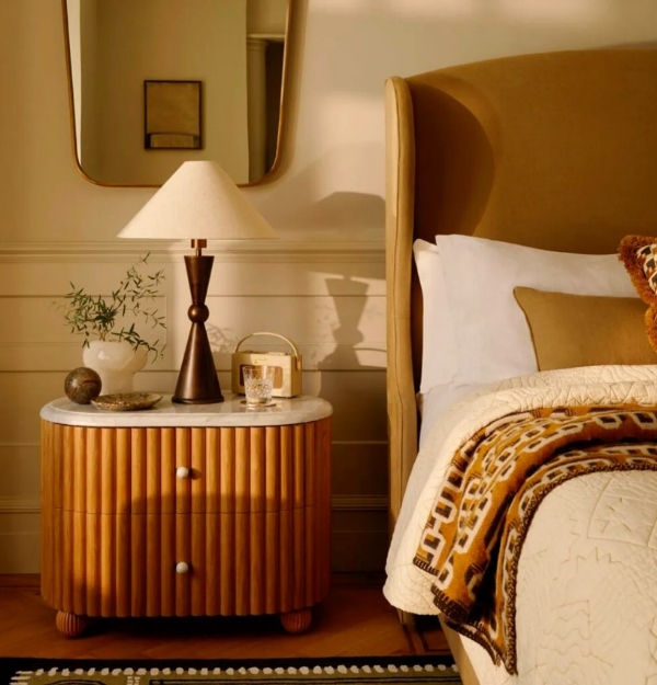 میز کنار تخت