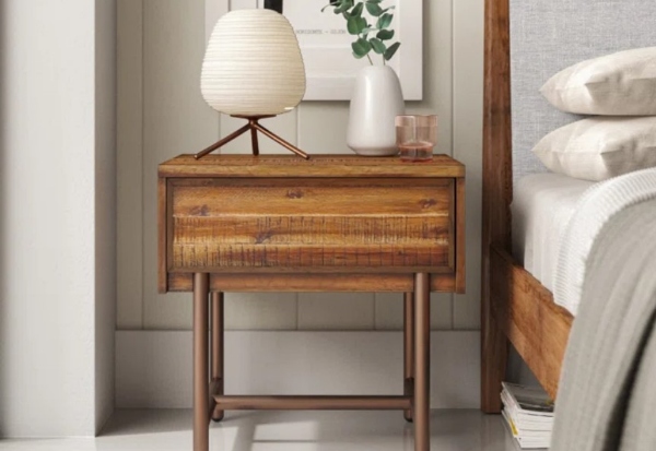 میز کنار تخت