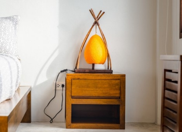 میز کنار تخت